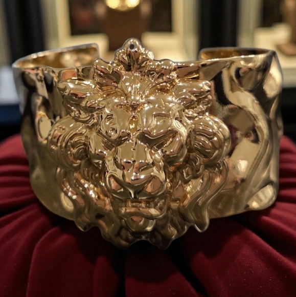 Royal Regal Chunky Gold Hammered Cuff Bracelet - Picture 1 of 5